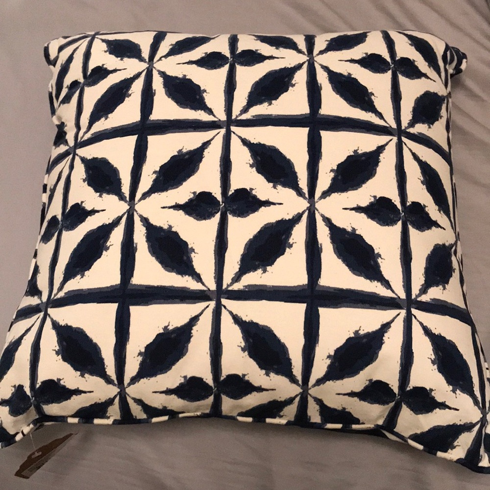 NWT Decoration Pillow🌟